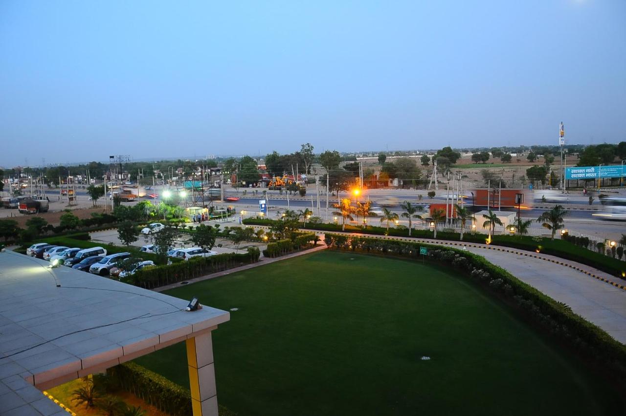 Park Inn By Radisson Gurgaon Bilaspur Maneszar Kültér fotó
